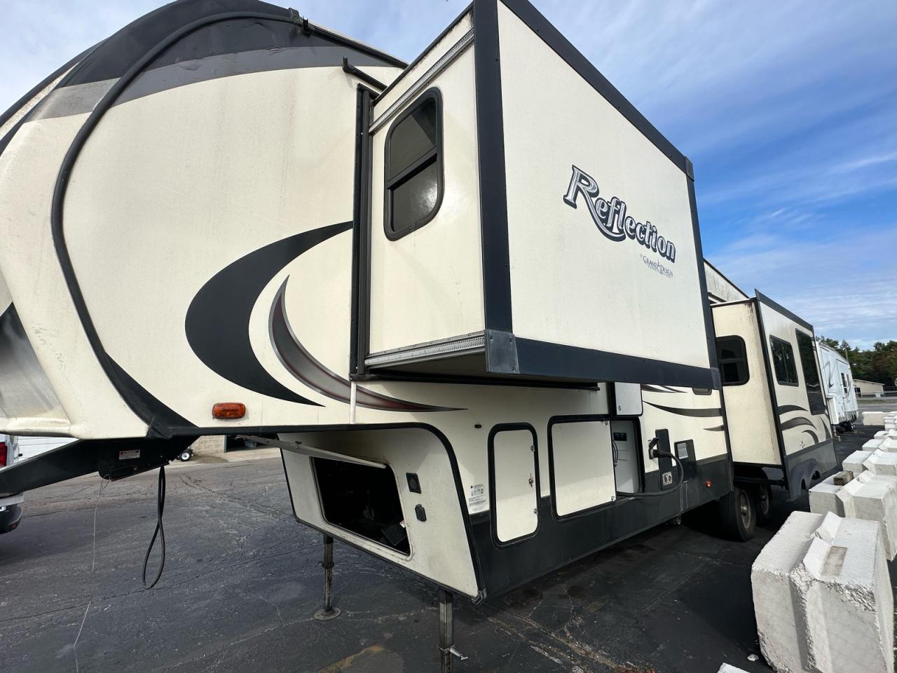 Lot #3277106449 2019 GRAND DESIGN REFLECTION