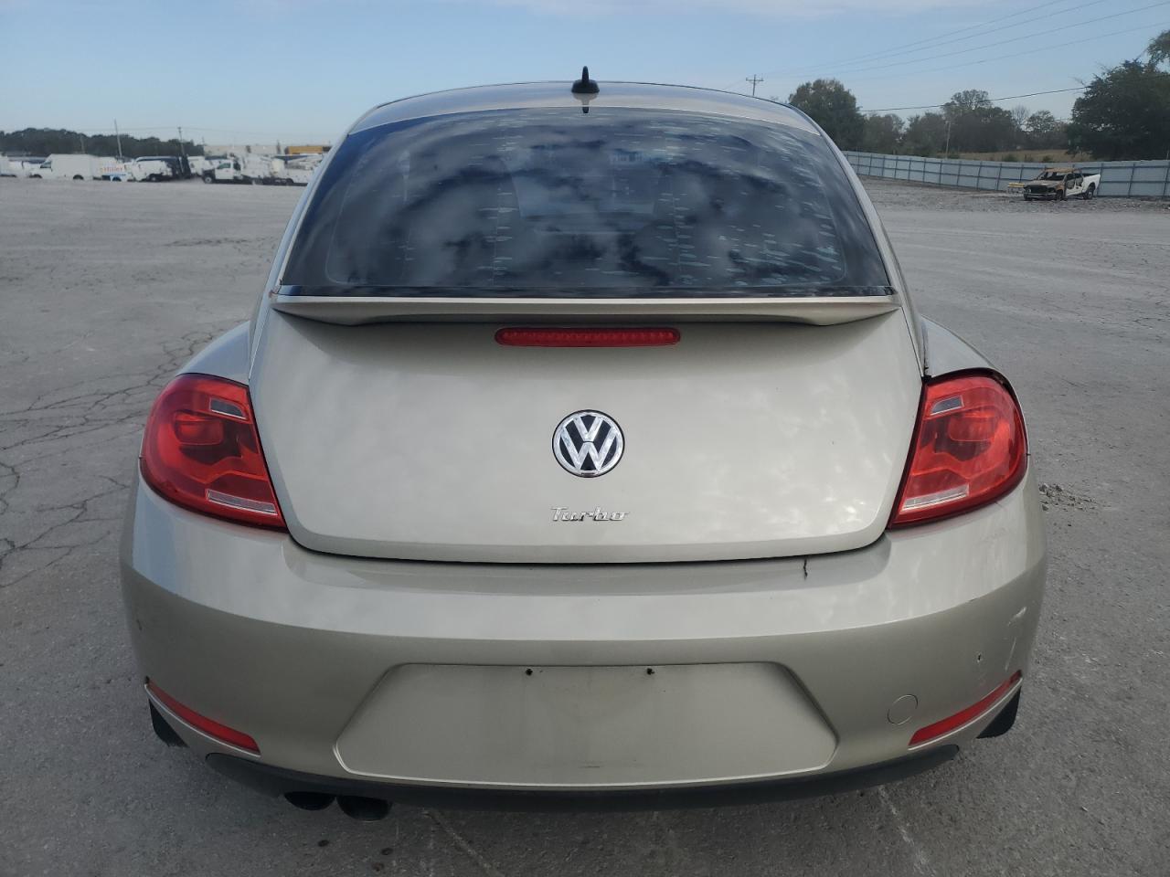 VOLKSWAGEN BEETLE SE