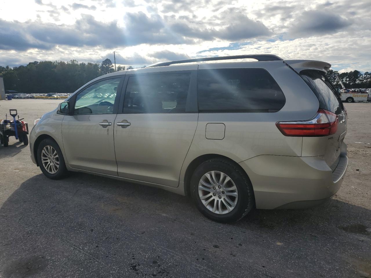 TOYOTA SIENNA XLE