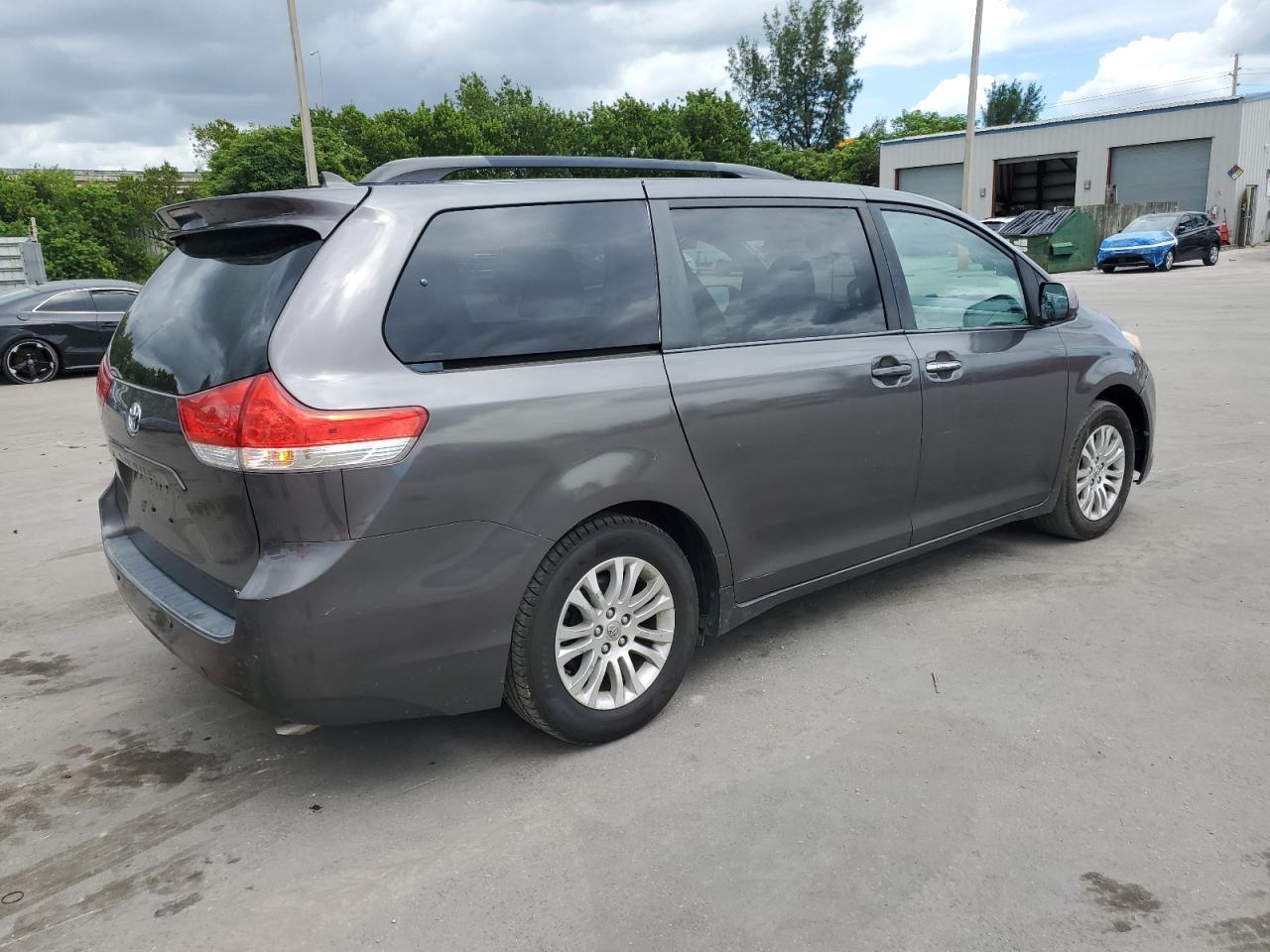 TOYOTA SIENNA XLE