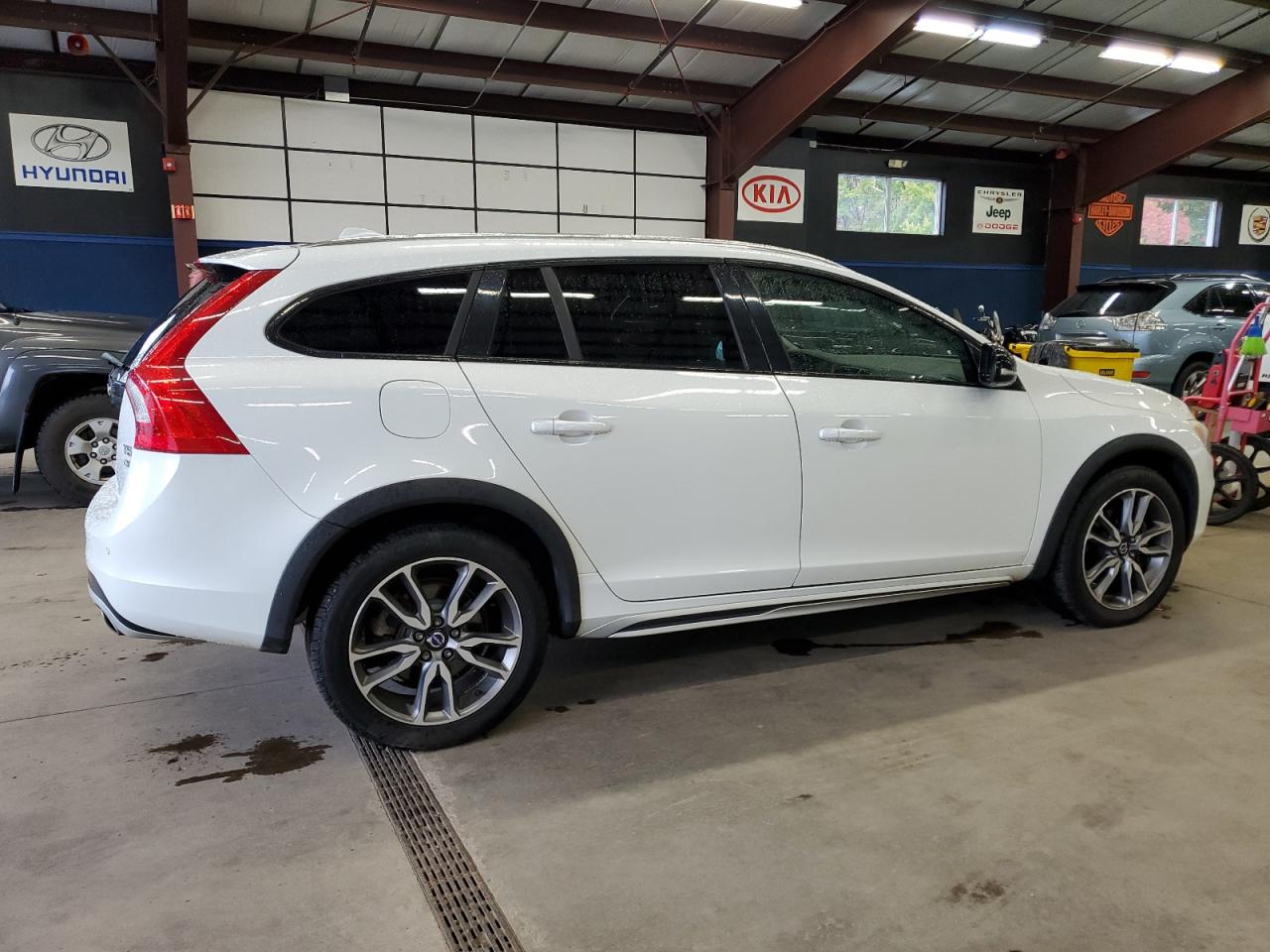 Lot #3263758140 2016 VOLVO V60 CROSS