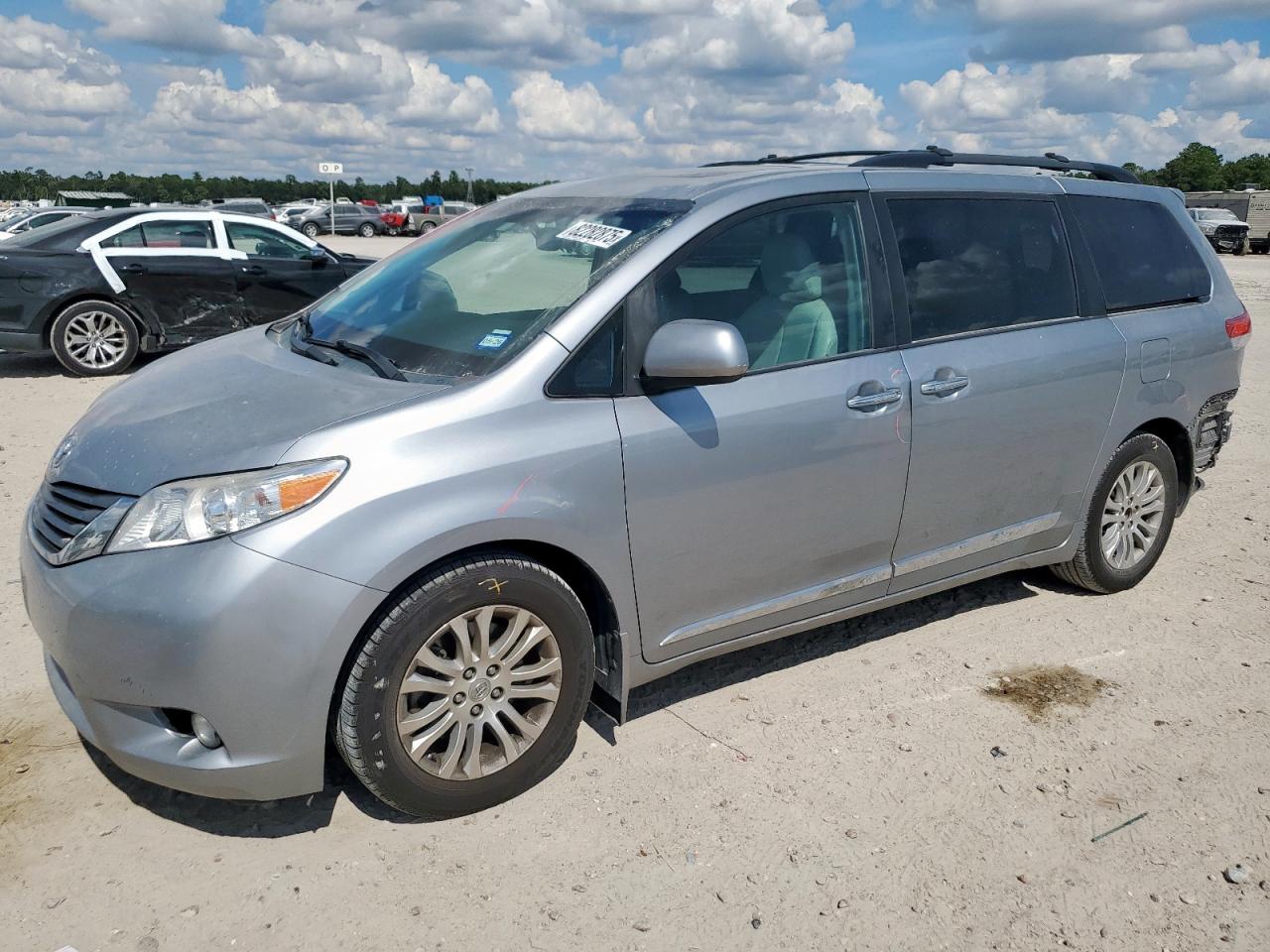 TOYOTA SIENNA XLE