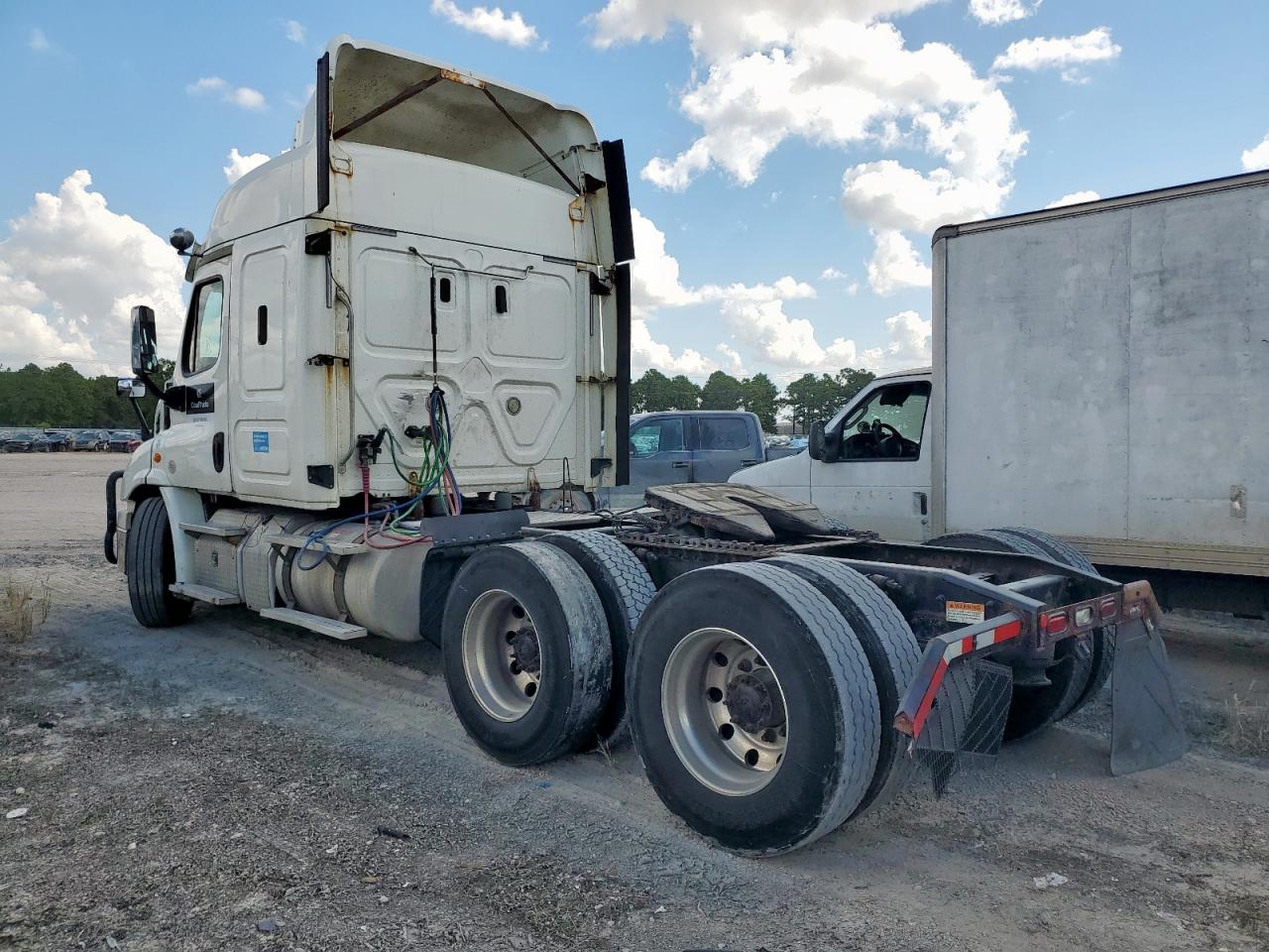 Lot #3279639914 2018 FREIGHTLINER CASCADIA 1