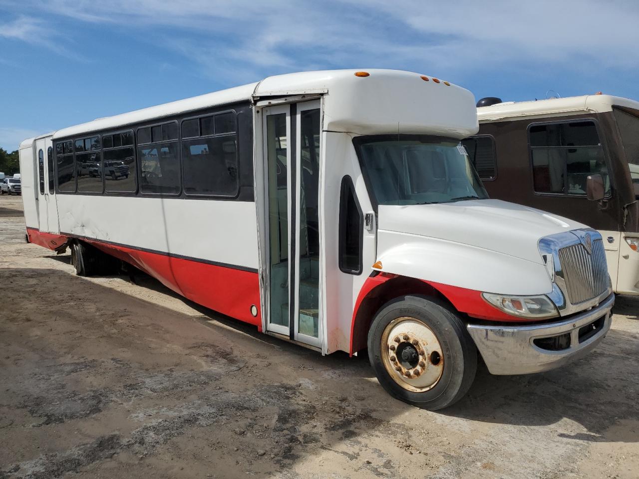 Lot #3268916262 2009 CHAR PASS BUS