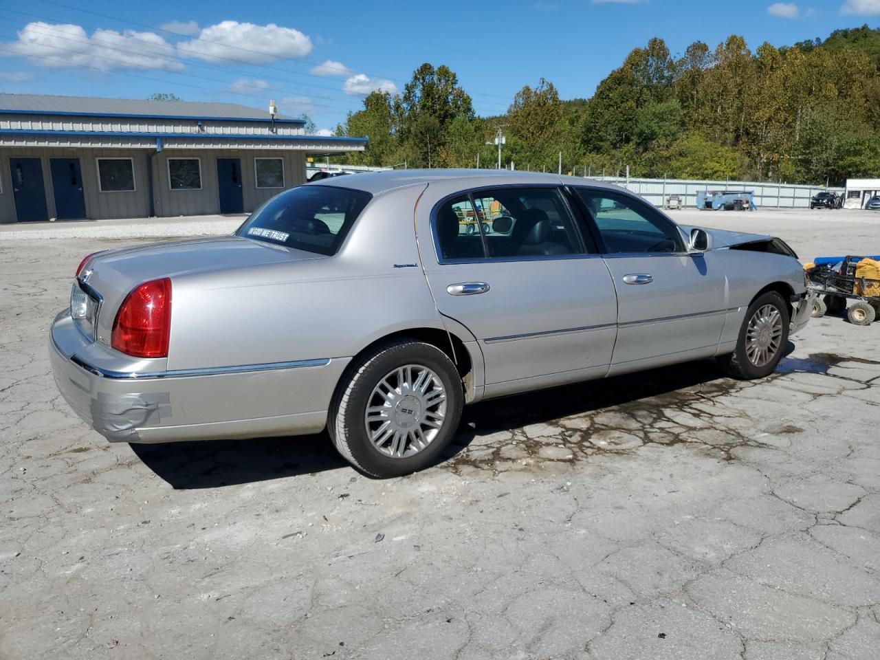 LINCOLN TOWN CAR SIGNATURE LONG WHEELBASE