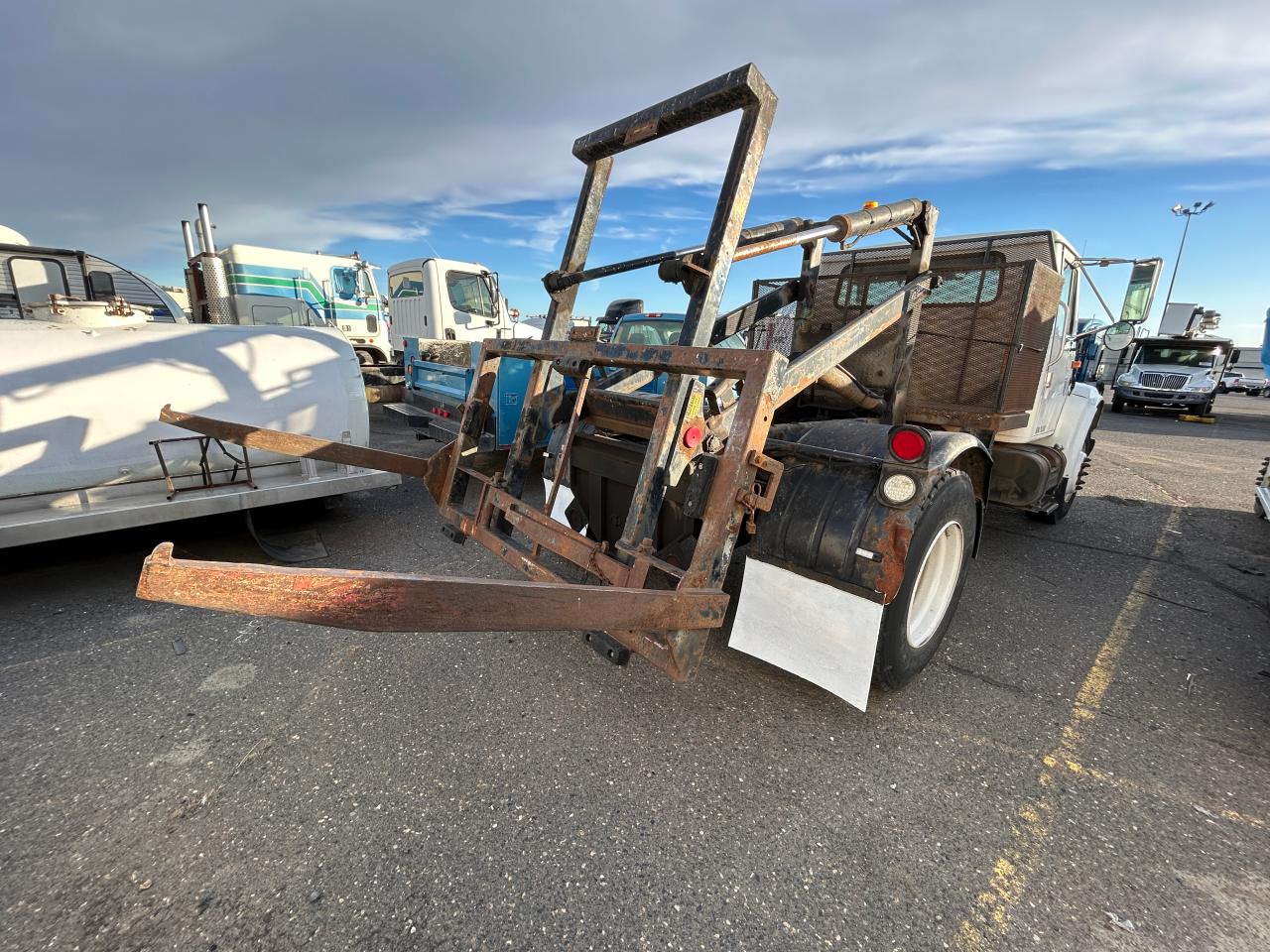 Lot #3273768406 2001 INTERNATIONAL 4000 4700