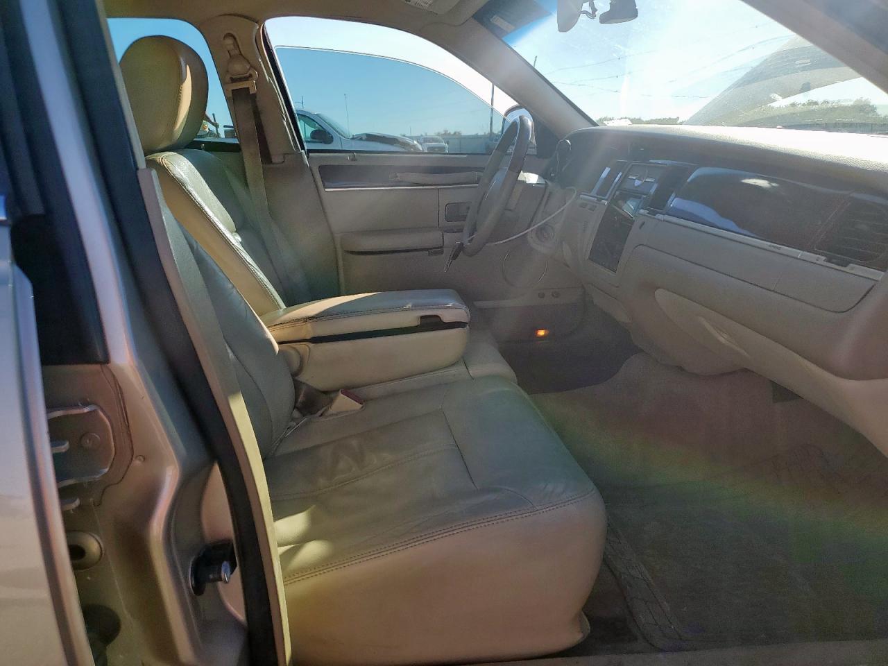 LINCOLN TOWN CAR SIGNATURE LIMITED