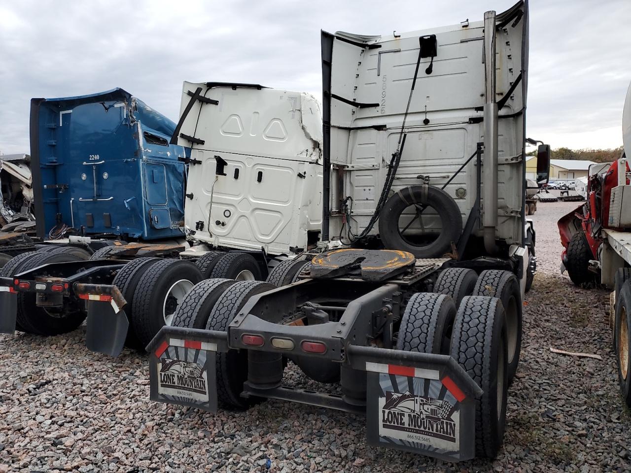 Lot #3282517875 2008 VOLVO VN VNL