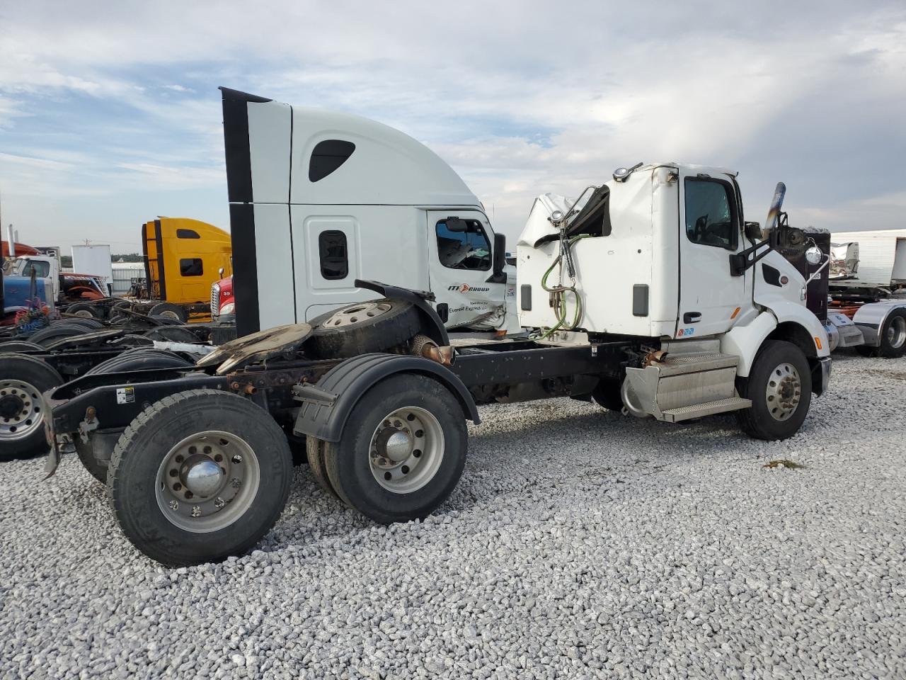 Lot #3274720805 2018 PETERBILT TRACTOR 579