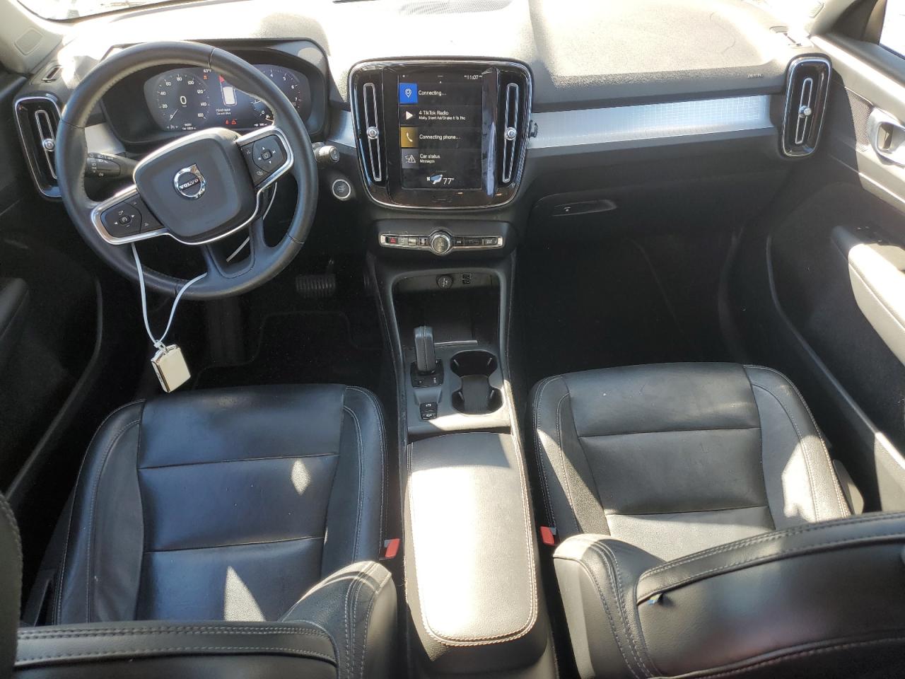 VOLVO XC40 T4 MOMENTUM