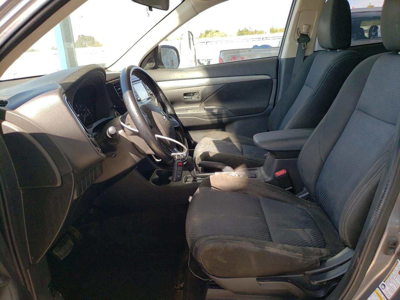 MITSUBISHI OUTLANDER SE