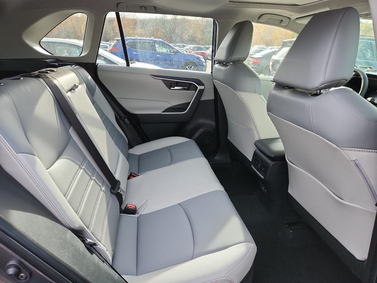 TOYOTA RAV4 XLE PREMIUM