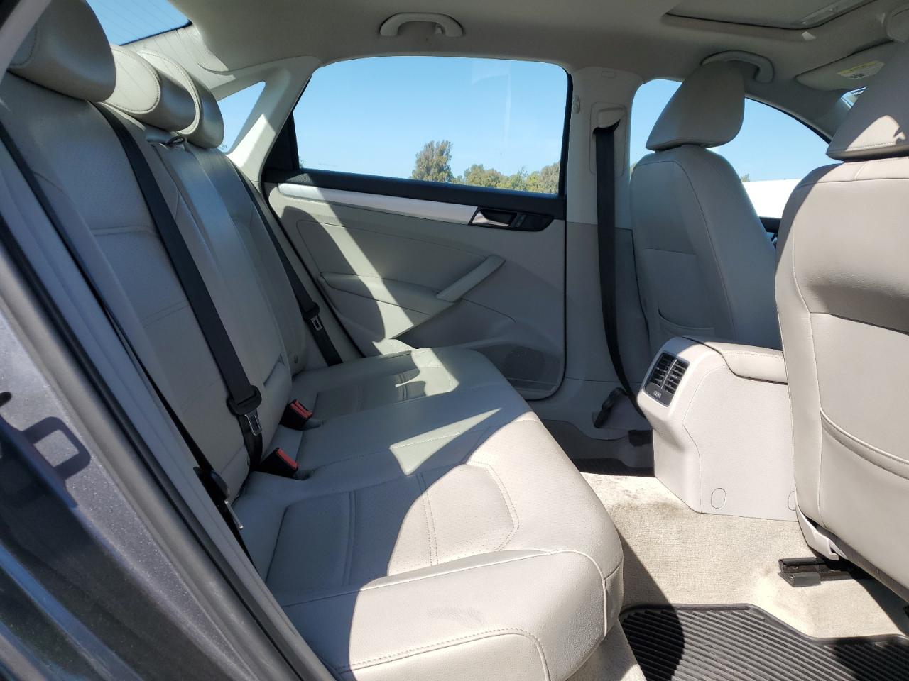 VOLKSWAGEN PASSAT SE