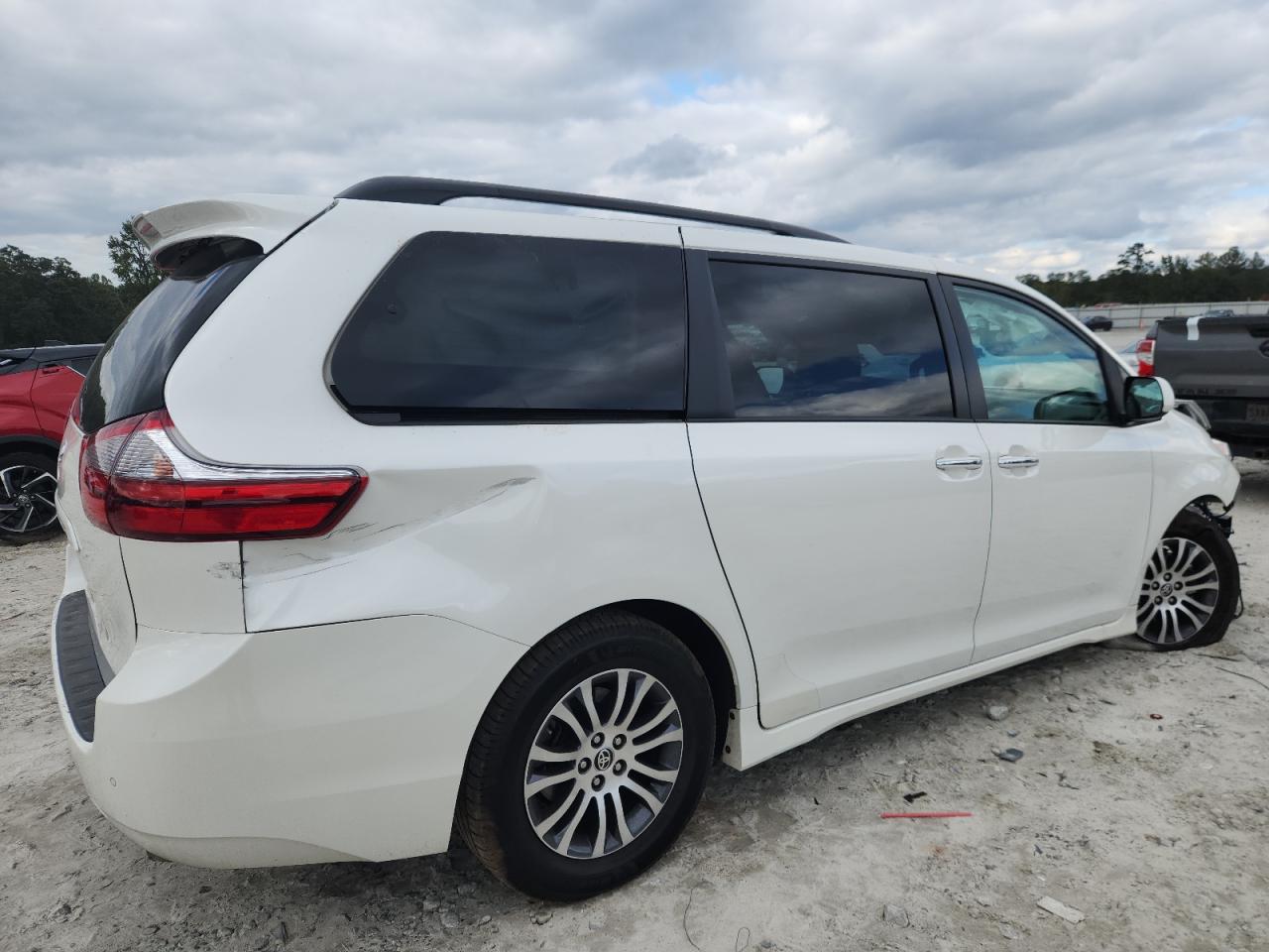 TOYOTA SIENNA XLE