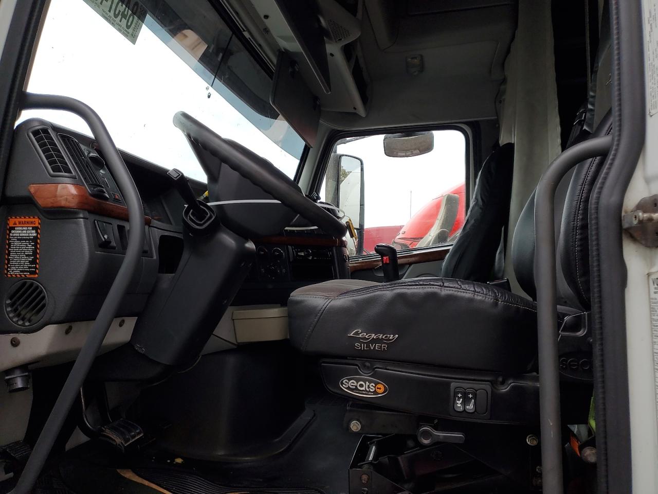 Lot #3282517875 2008 VOLVO VN VNL