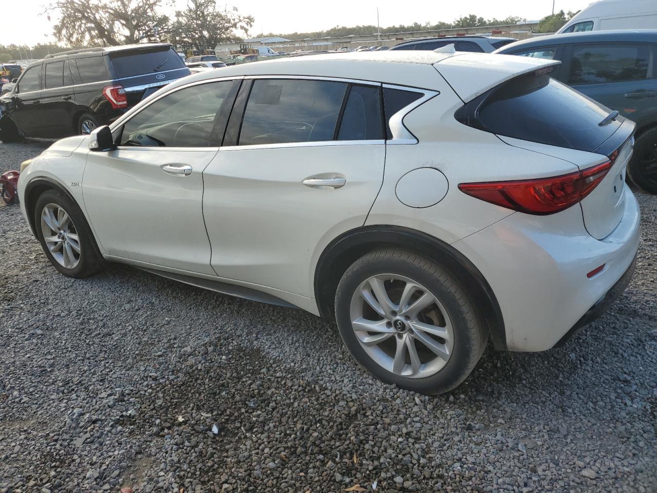 INFINITI QX30 BASE