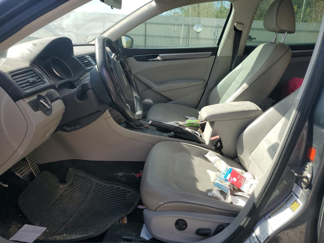 Lot #3316730398 2017 VOLKSWAGEN PASSAT R-L