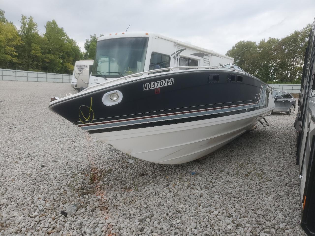 Lot #3274648812 1985 FORMULA BOAT
