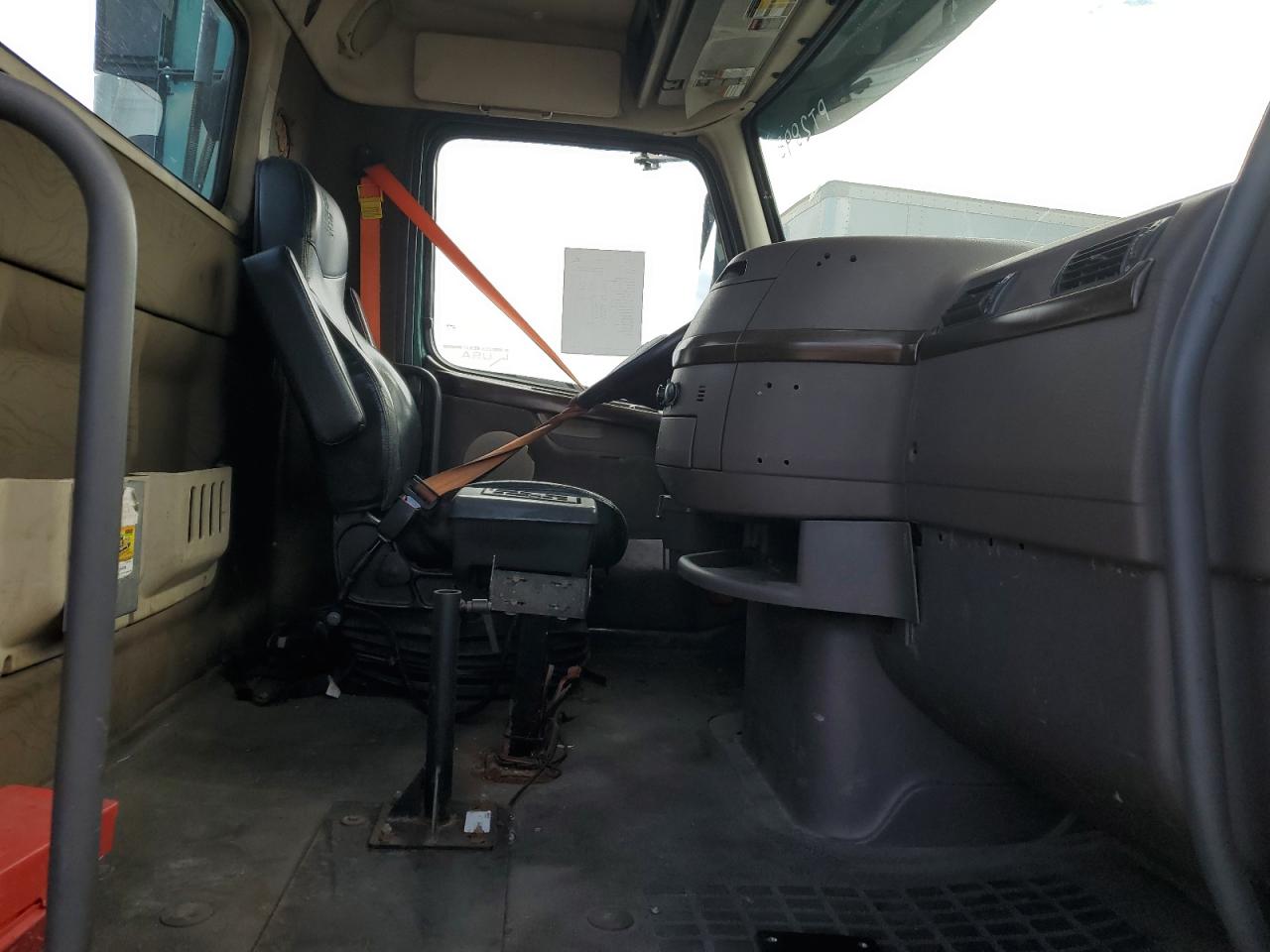 Lot #3263732735 2016 VOLVO VNL