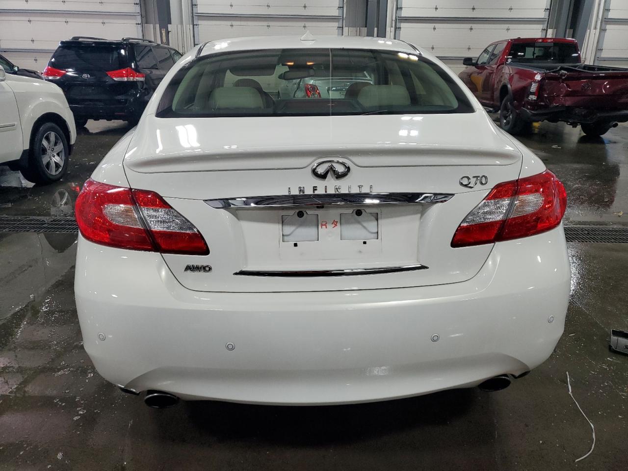 INFINITI Q70 5.6
