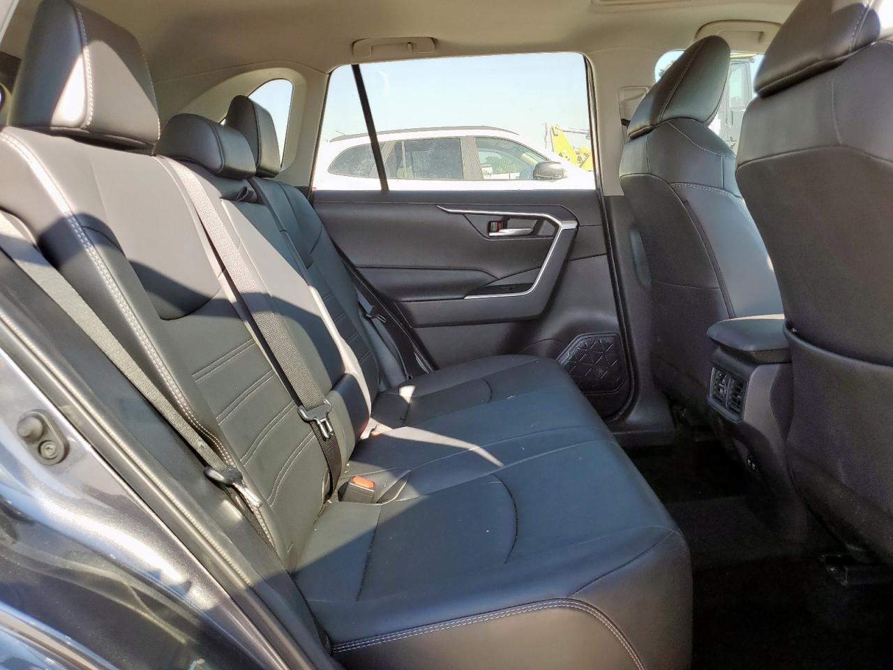 TOYOTA RAV4 XLE PREMIUM