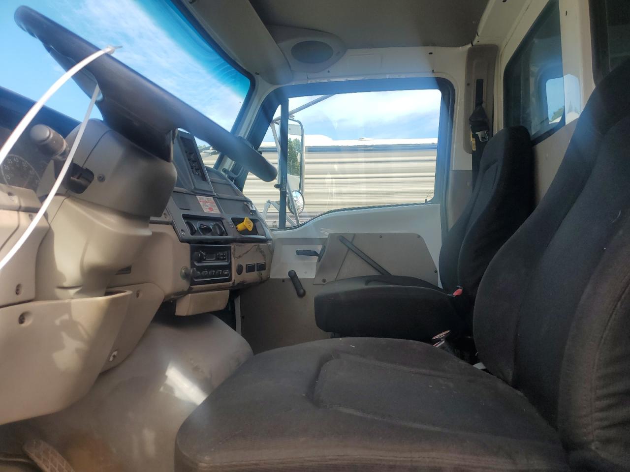 Lot #3302830897 2005 UNK L