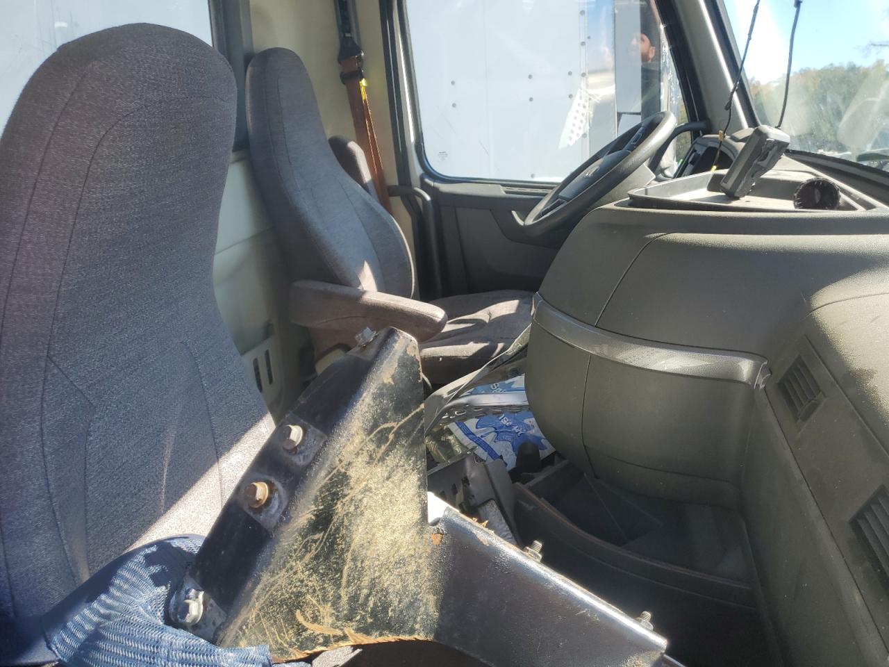 Lot #3275436710 2021 VOLVO VNR