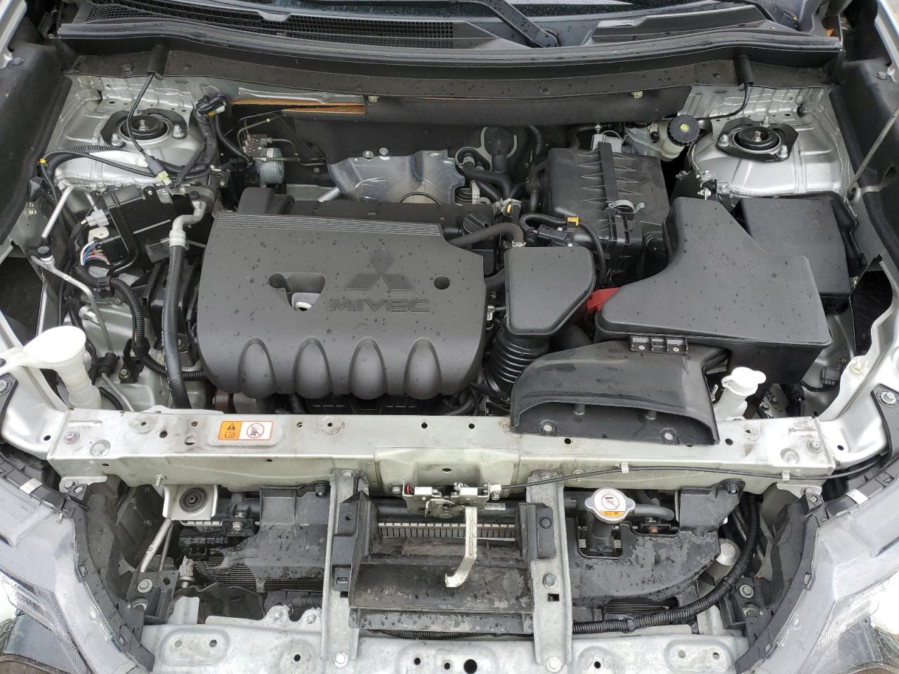 MITSUBISHI OUTLANDER SE