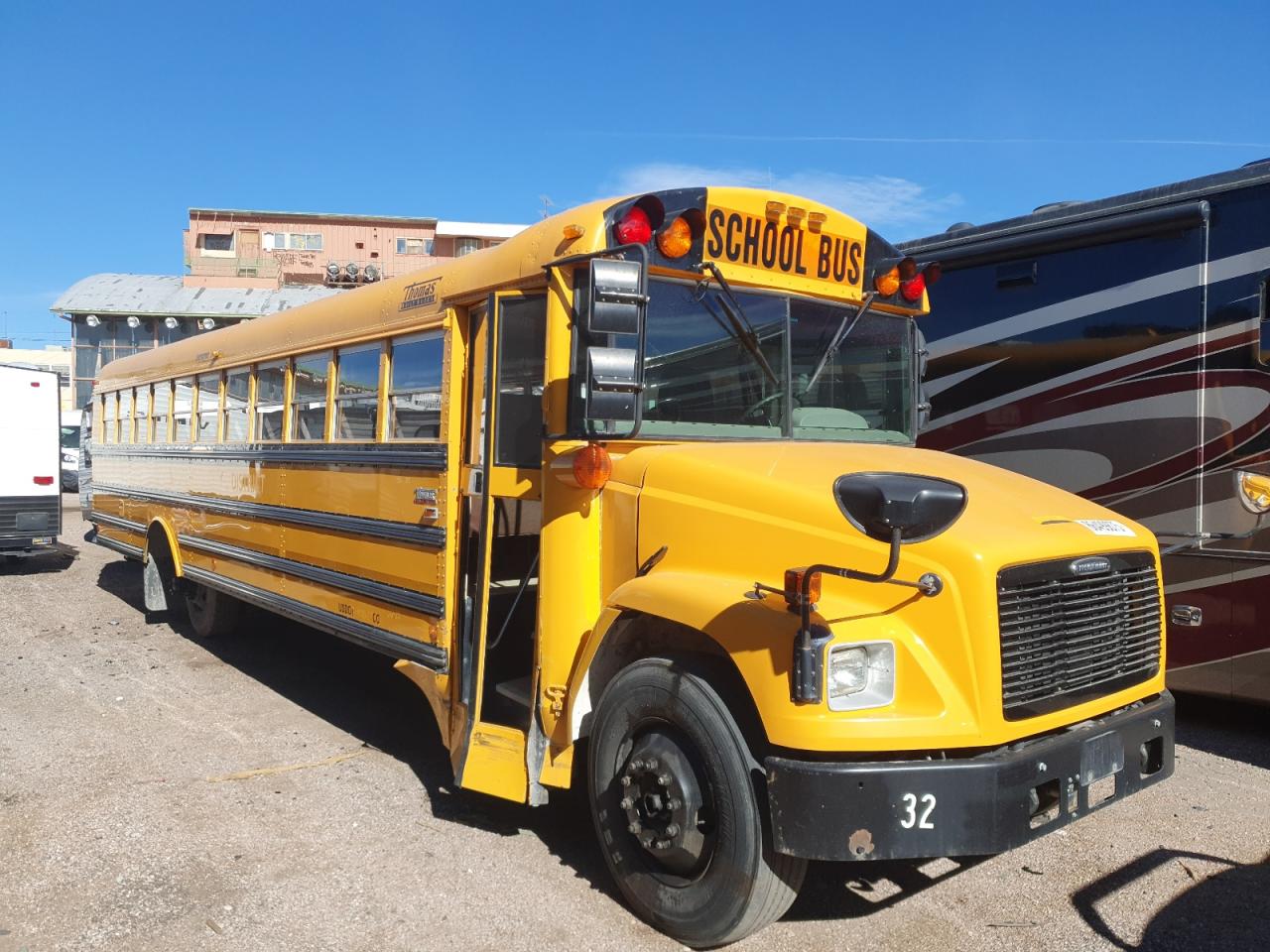 Lot #3284341047 2005 FREIGHTLINER CHASSIS FS