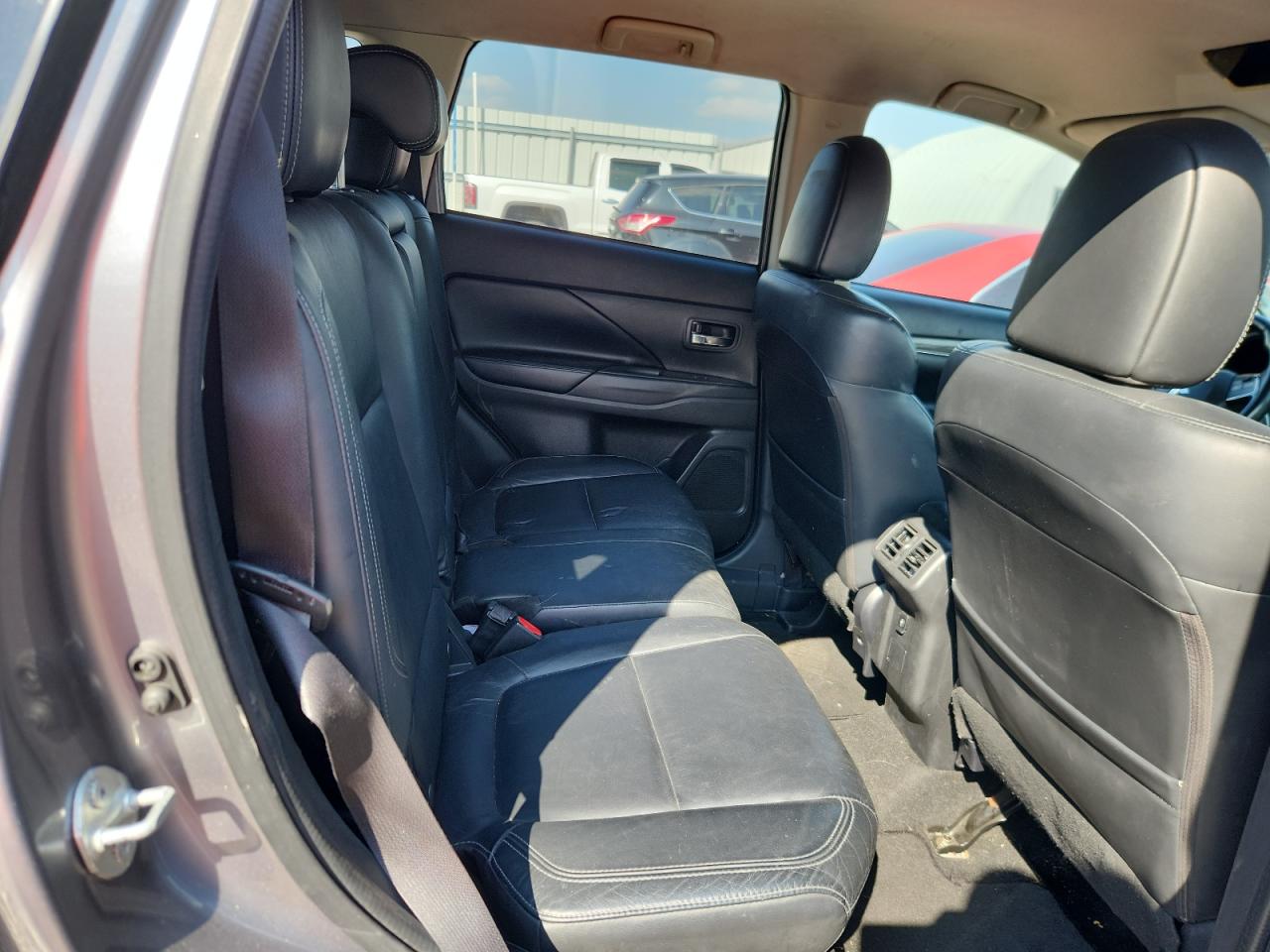 MITSUBISHI OUTLANDER SE