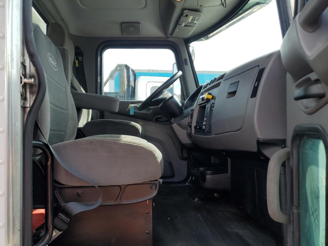 Lot #3265012917 2016 PETERBILT 337