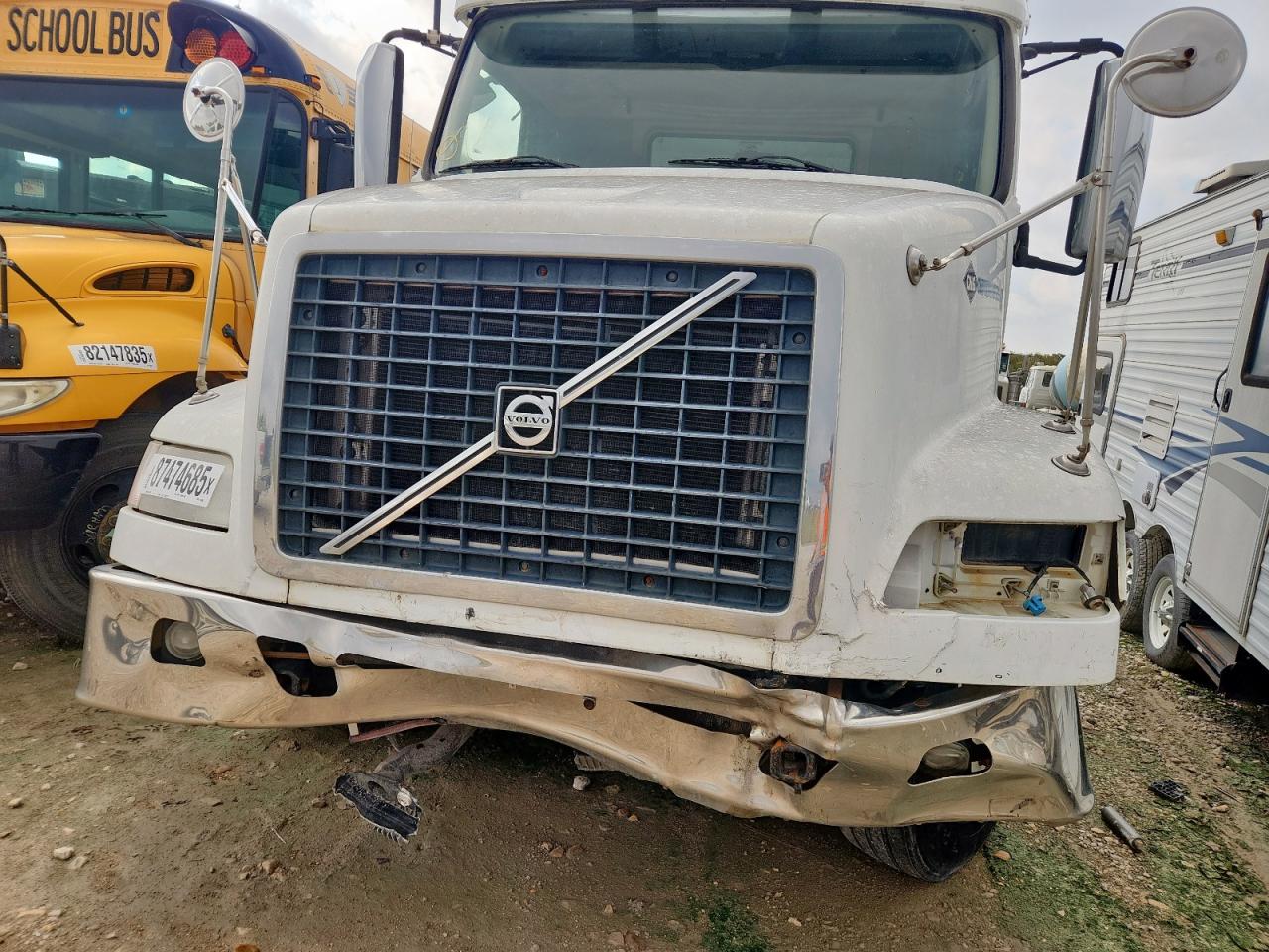 Lot #3274643785 2014 VOLVO VN VNM