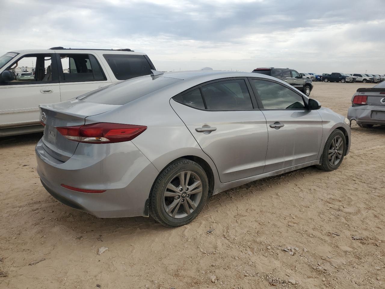 HYUNDAI ELANTRA SE