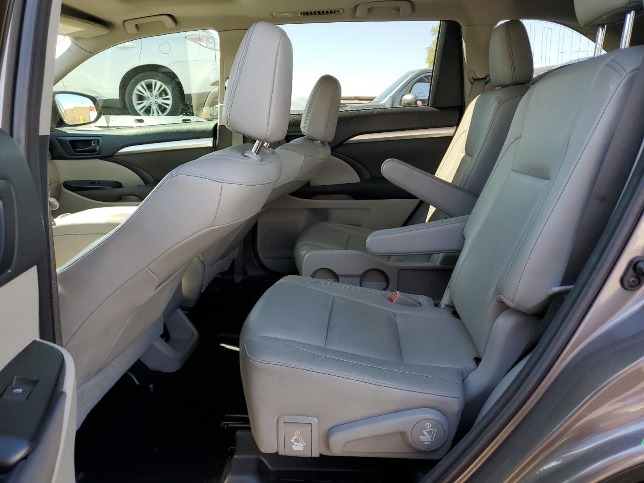 TOYOTA HIGHLANDER SE