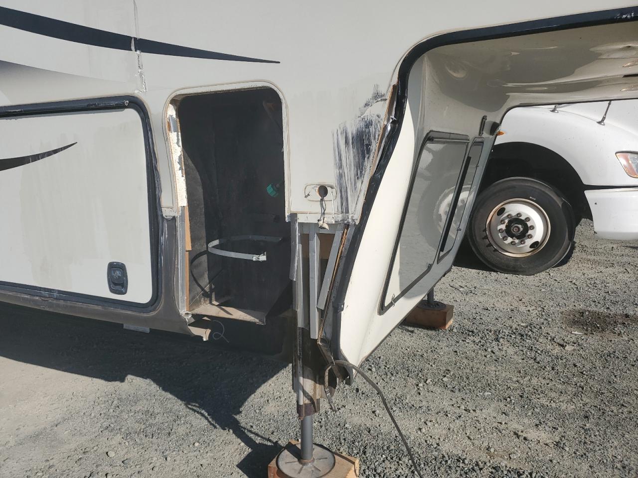 Lot #3297077526 2016 KYRV MONTANA FI