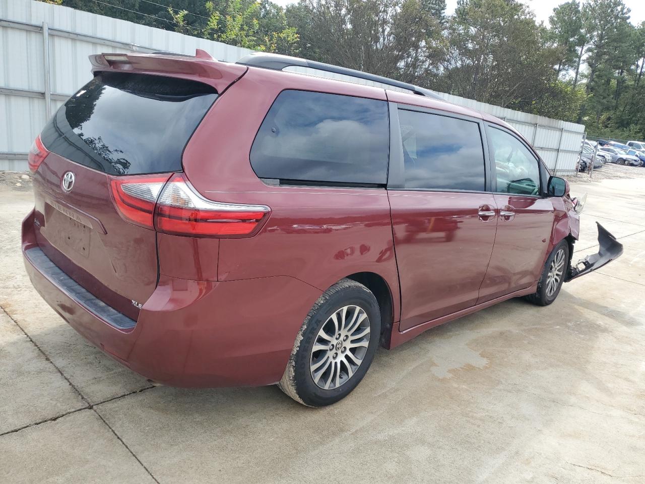TOYOTA SIENNA XLE