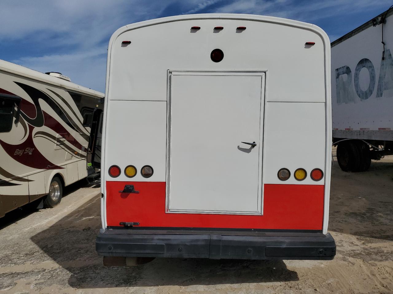 Lot #3268916262 2009 CHAR PASS BUS