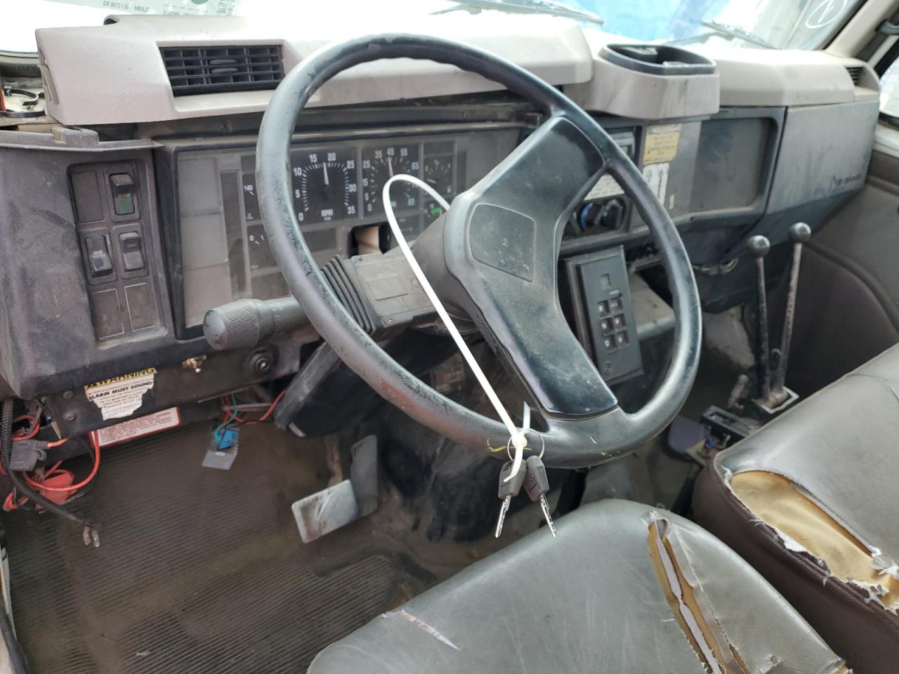 Lot #3273768406 2001 INTERNATIONAL 4000 4700