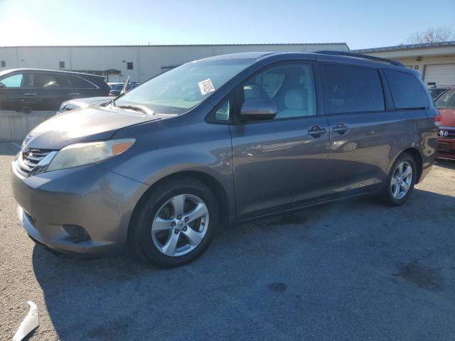 TOYOTA SIENNA LE