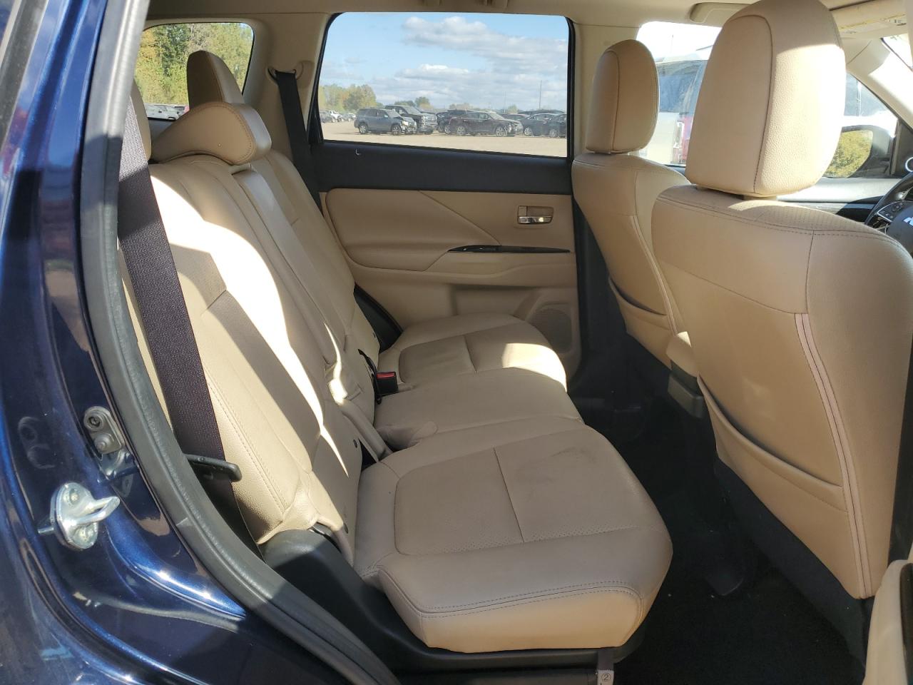 MITSUBISHI OUTLANDER SE