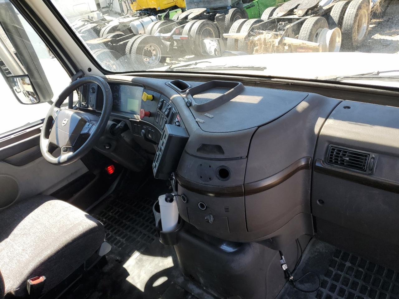 Lot #3297130512 2017 VOLVO VN VNL