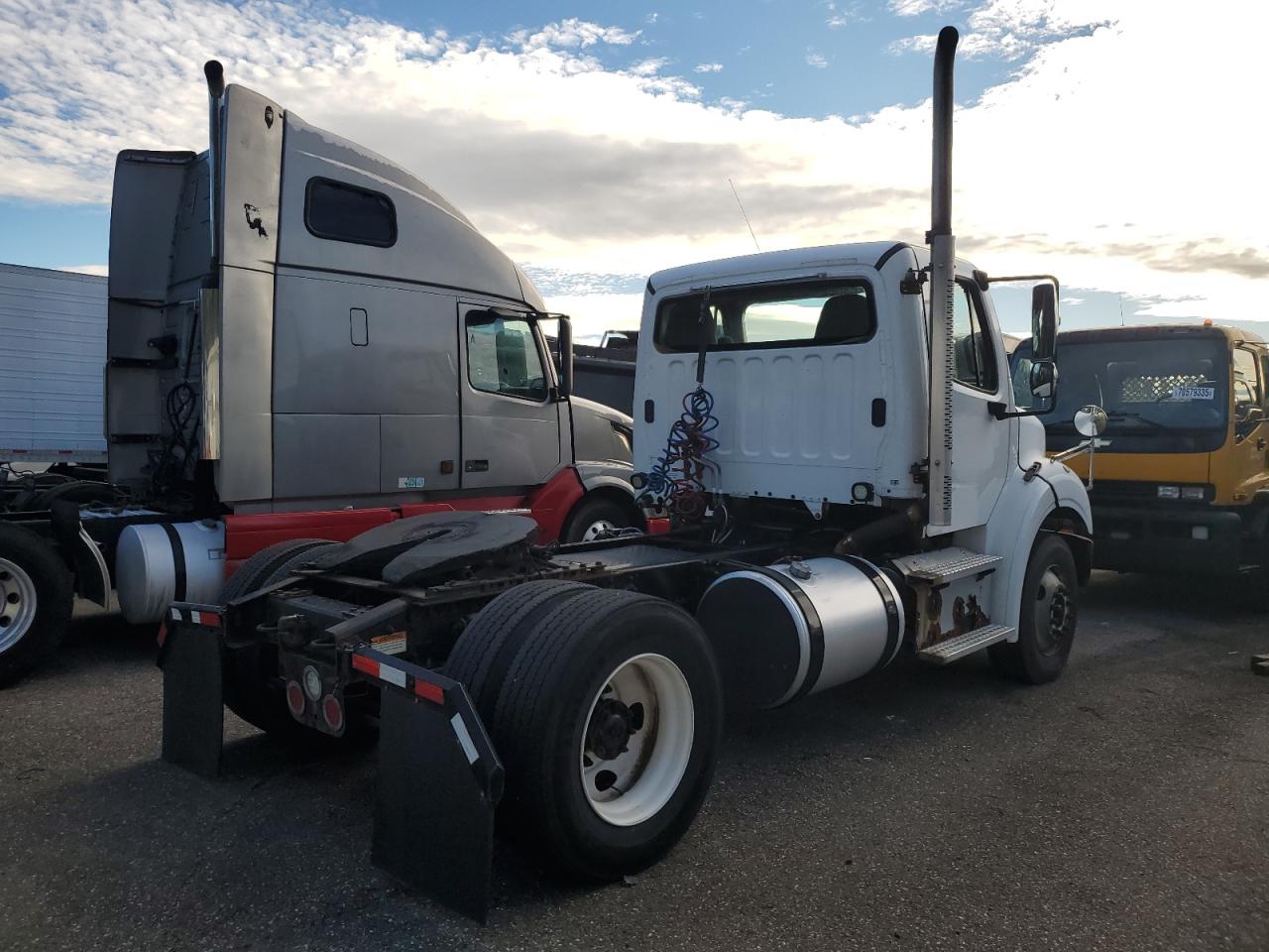 Lot #3279534254 2015 FREIGHTLINER M2