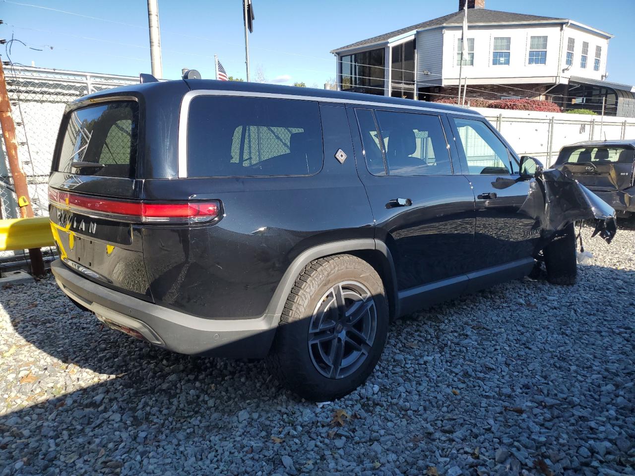 RIVIAN R1S ADVENTURE