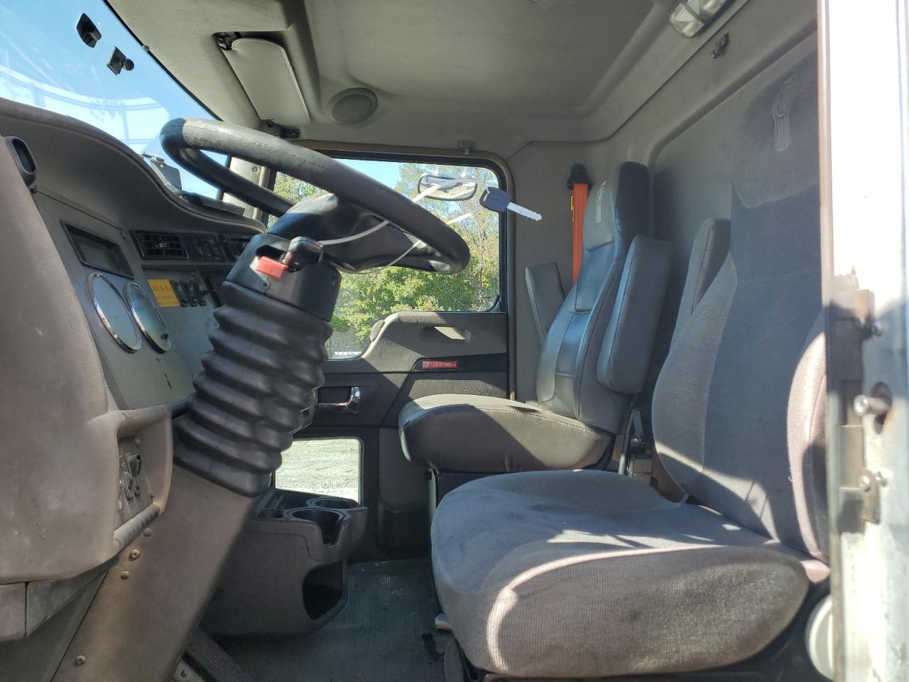 Lot #3284608349 2013 KENWORTH CONSTRUCTI