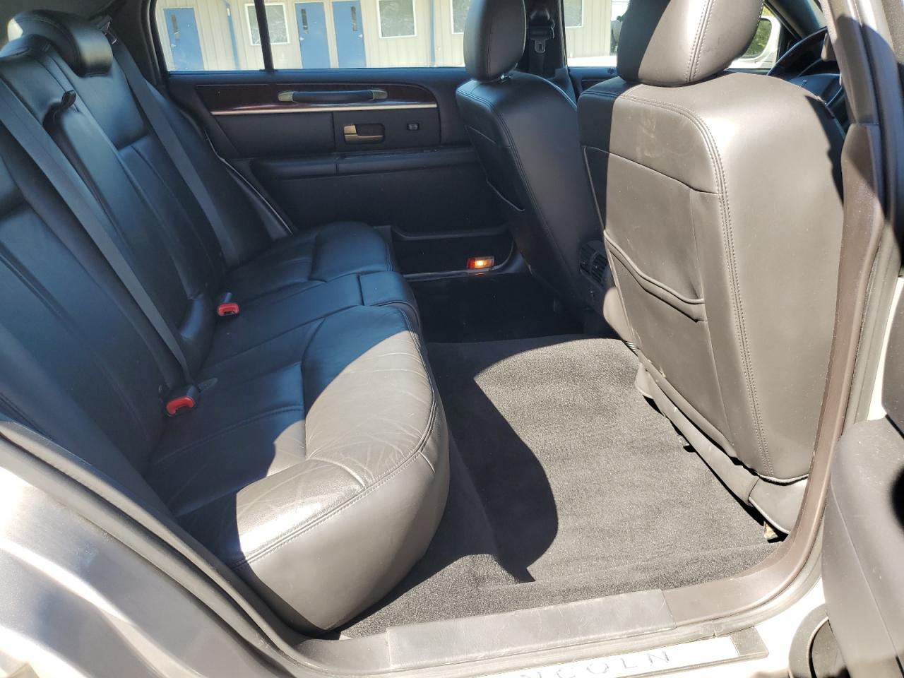 LINCOLN TOWN CAR SIGNATURE LONG WHEELBASE