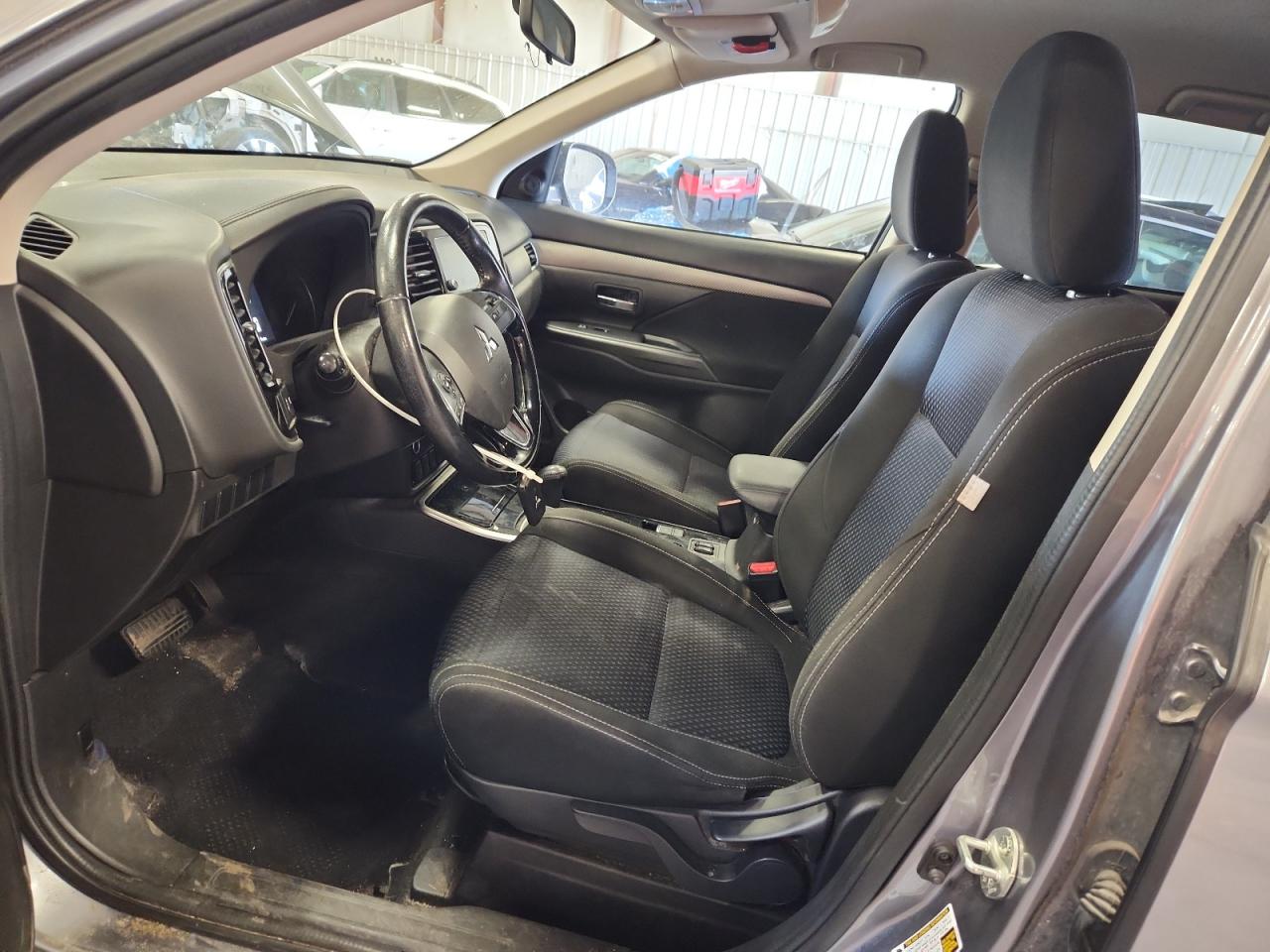 MITSUBISHI OUTLANDER SE