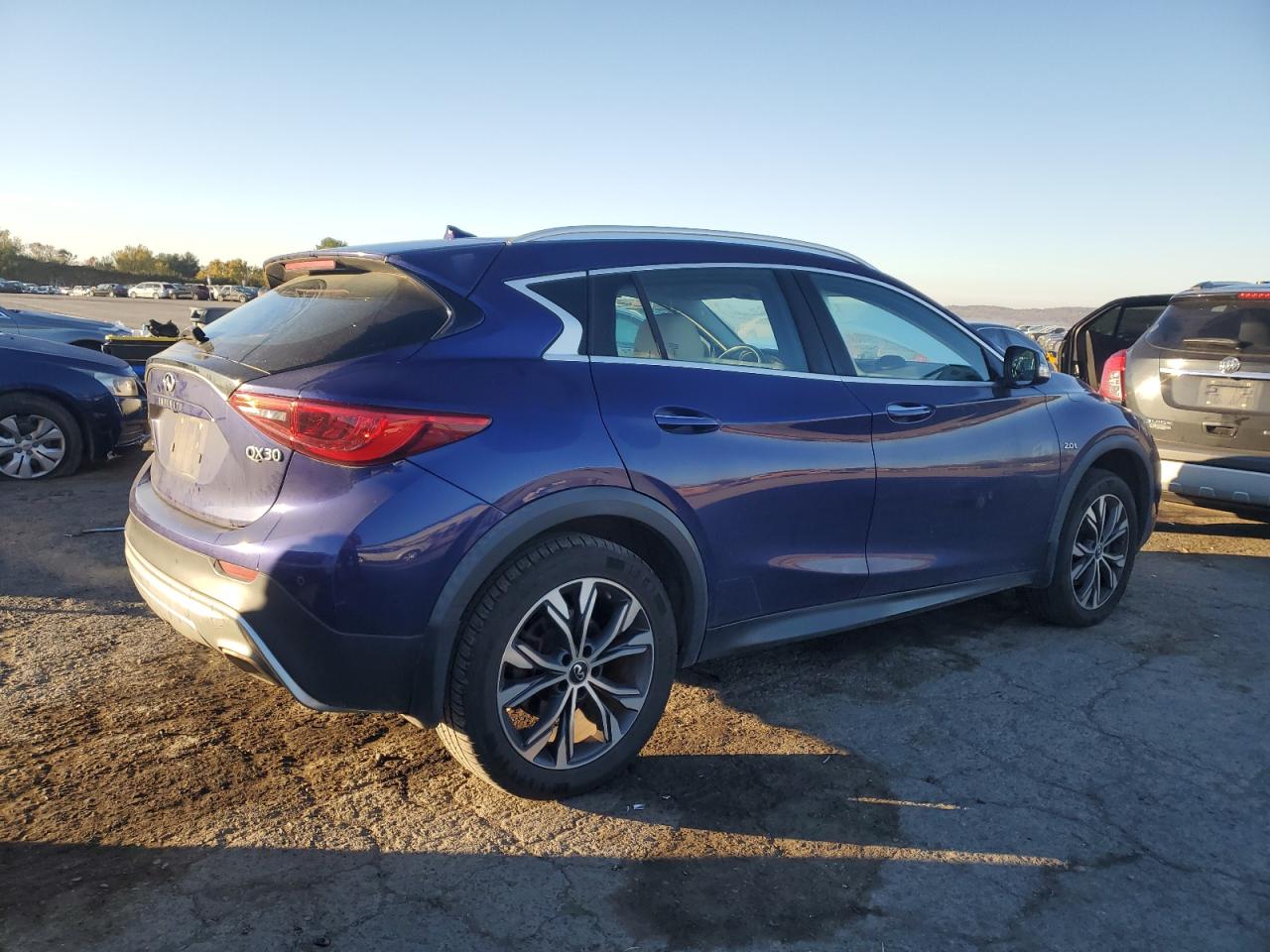 INFINITI QX30 BASE