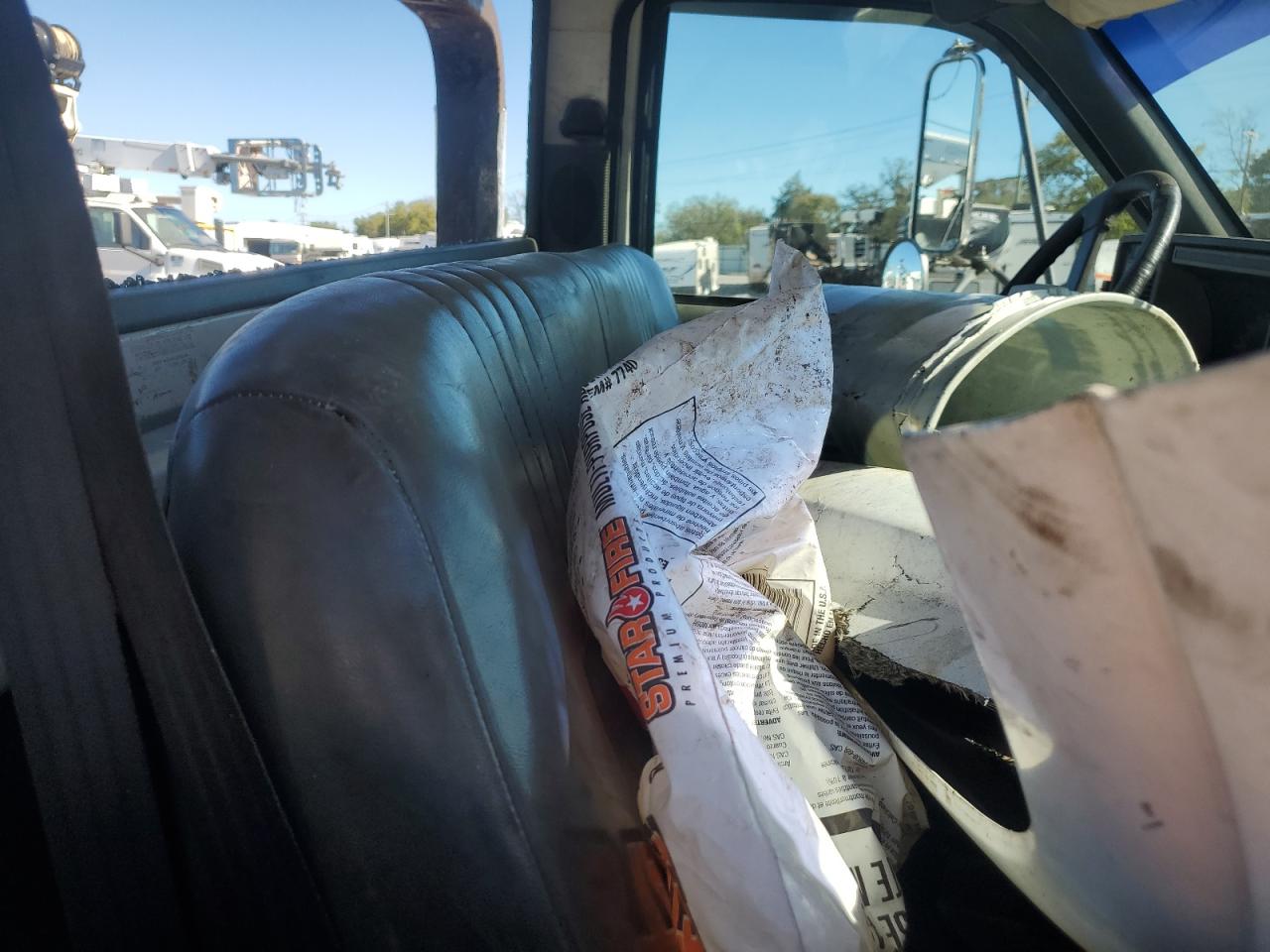 Lot #3302823907 2002 CHEVROLET C6500