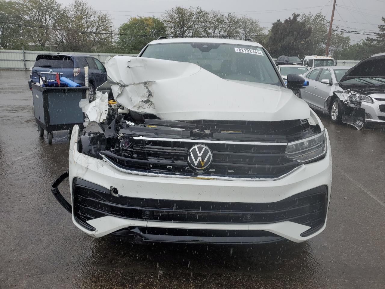 VOLKSWAGEN TIGUAN SE R-LINE BLACK