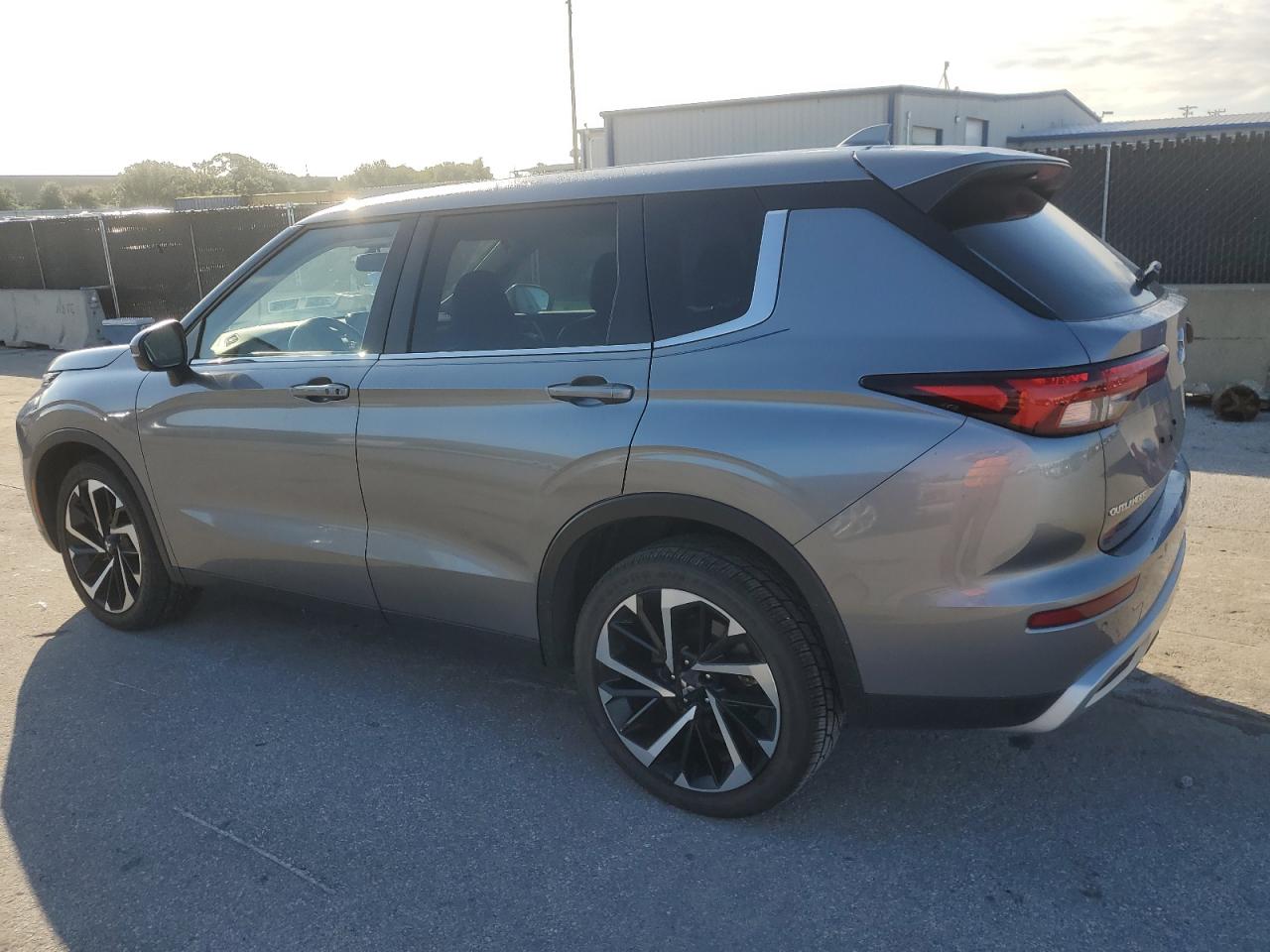 MITSUBISHI OUTLANDER SE